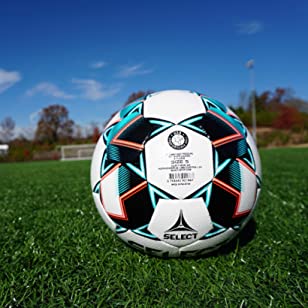 На картинке изображен Мяч футбольный Select Brillant Replica №4 811608 white/green/black Мяч футбольный Select Brillant Replica №4 811608 white/green/black