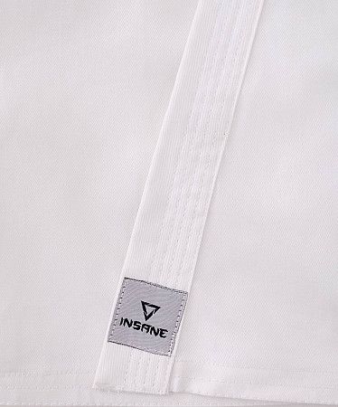 На картинке изображен Кимоно для карате Insane BASE KT100 хлопок/полиэстер 000/110 white Кимоно для карате Insane BASE KT100 хлопок/полиэстер 000/110 white