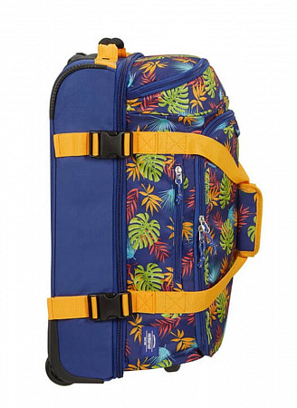 На картинке изображен Дорожная сумка American Tourister Alltrail 92G*22 004 tropical leaves Дорожная сумка American Tourister Alltrail 92G*22 004 tropical leaves