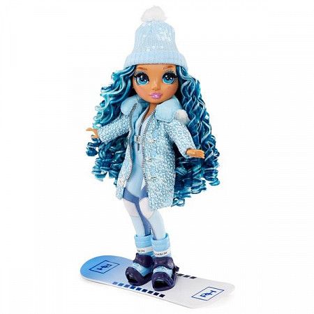 На картинке изображен Кукла Rainbow High "Скайлер Брэдшоу. Зимние каникулы" 574798EUC blue Кукла Rainbow High "Скайлер Брэдшоу. Зимние каникулы" 574798EUC blue