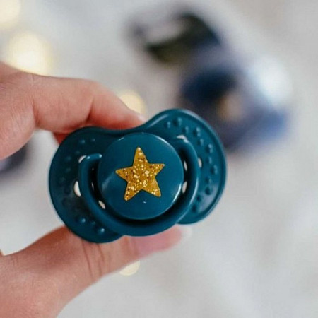 На картинке изображен Пустышка силиконовая LOVI Stardust симметричной формы, динамическая, 6-18 мес., 2 шт. (22/894_green) Пустышка силиконовая LOVI Stardust симметричной формы, динамическая, 6-18 мес., 2 шт. (22/894_green)