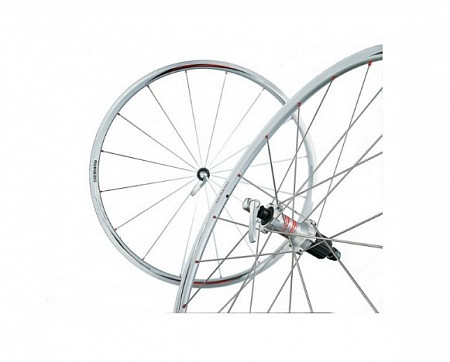 На картинке изображен Колеса Shimano WH-RS10-A 700C silver EWHRS10AFRCAY Колеса Shimano WH-RS10-A 700C silver EWHRS10AFRCAY