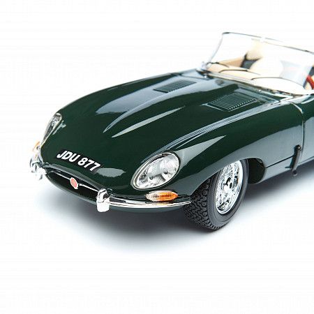 На картинке изображен Машинка Bburago 1:18 Jaguar E Cabriolet 1961 (18-12046) green Машинка Bburago 1:18 Jaguar E Cabriolet 1961 (18-12046) green