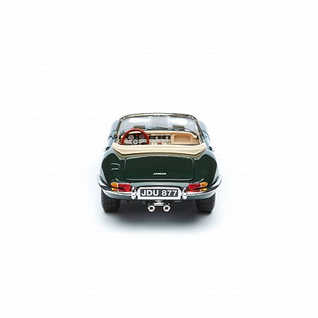 На картинке изображен Машинка Bburago 1:18 Jaguar E Cabriolet 1961 (18-12046) green Машинка Bburago 1:18 Jaguar E Cabriolet 1961 (18-12046) green