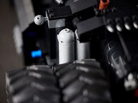 Конструктор LEGO  SUPER HEROES Бэтмобиль «Тумблер» 76240