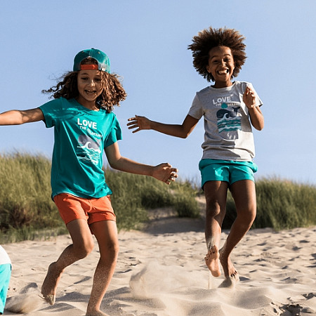 На картинке изображен Пляжные шорты детские Jack Wolfskin Bay Swim Short Kids green ocean Пляжные шорты детские Jack Wolfskin Bay Swim Short Kids green ocean