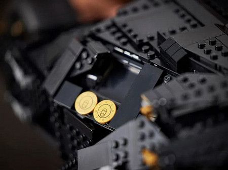 Конструктор LEGO  SUPER HEROES Бэтмобиль «Тумблер» 76240