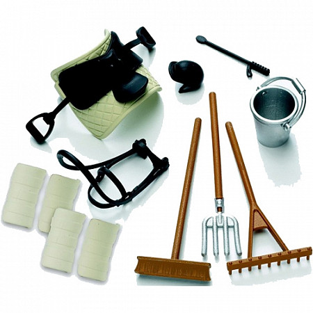 На картинке изображен Игрушка Bruder Аксессуары: набор всадника с садовым инвентарём 62501 Игрушка Bruder Аксессуары: набор всадника с садовым инвентарём 62501