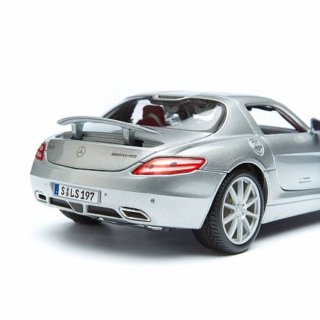 Машинка Maisto 1:18 Mercedes-Benz SLS AMG (31389) silver