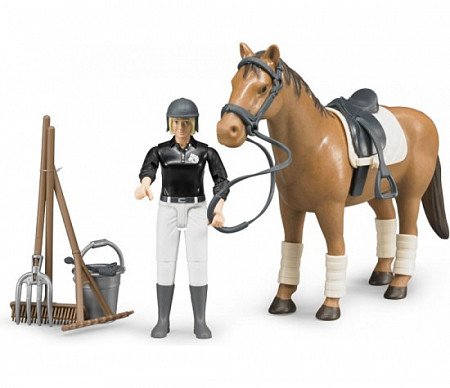 На картинке изображен Игрушка Bruder Аксессуары: набор всадника с садовым инвентарём 62501 Игрушка Bruder Аксессуары: набор всадника с садовым инвентарём 62501