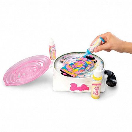 На картинке изображен Игровой Набор Barbie Студия Цветных Нарядов DMC10 Игровой Набор Barbie Студия Цветных Нарядов DMC10