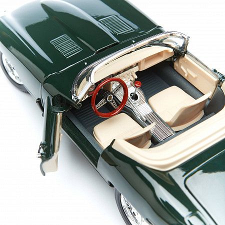 На картинке изображен Машинка Bburago 1:18 Jaguar E Cabriolet 1961 (18-12046) green Машинка Bburago 1:18 Jaguar E Cabriolet 1961 (18-12046) green