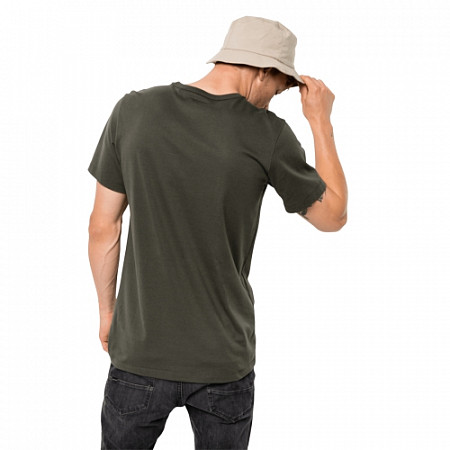 На картинке изображен Футболка мужская Jack Wolfskin Chevron T M dark moss Футболка мужская Jack Wolfskin Chevron T M dark moss