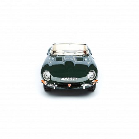 На картинке изображен Машинка Bburago 1:18 Jaguar E Cabriolet 1961 (18-12046) green Машинка Bburago 1:18 Jaguar E Cabriolet 1961 (18-12046) green