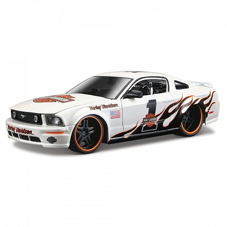 Масштабная модель автомобиля Maisto 1:24 Форд Мустанг GT (2006) (32169) white