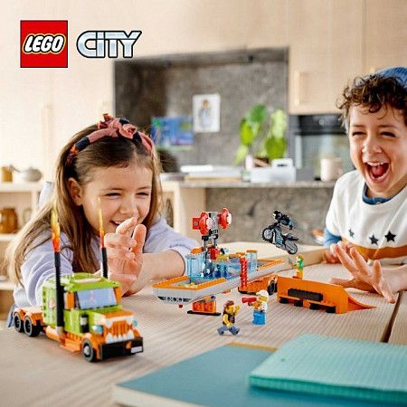 На картинке изображен Конструктор LEGO City "Грузовик для шоу каскадеров" 60294 Конструктор LEGO City "Грузовик для шоу каскадеров" 60294
