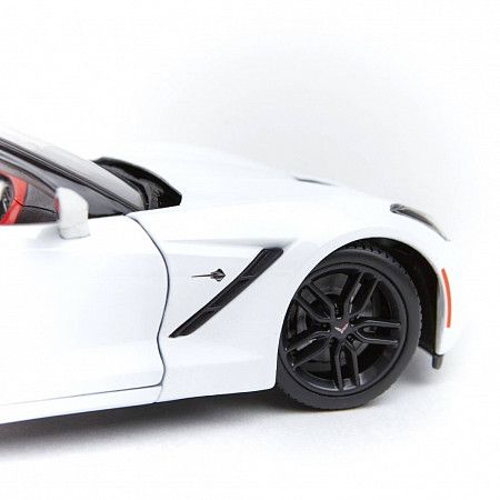 Машинка Maisto 1:18 Corvette Stingray Z51 (31677) white