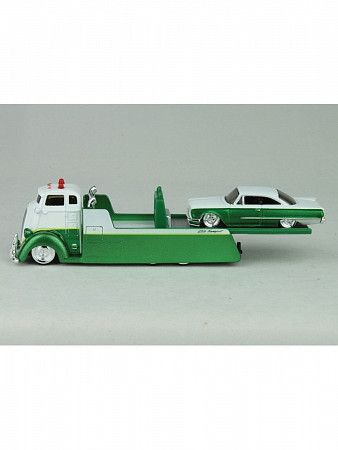 На картинке изображен Эвакуатор игрушечный и машинка Maisto COE Flatbed & 1960 Ford Starliner (15055) Эвакуатор игрушечный и машинка Maisto COE Flatbed & 1960 Ford Starliner (15055)