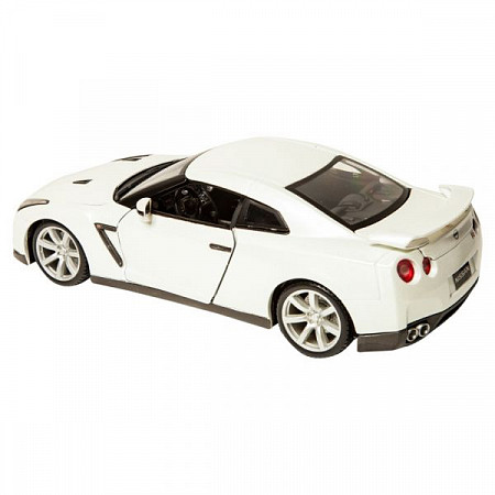 Коллекционная модель Bburago 1:18 Nissan GT-R (18-12079) white