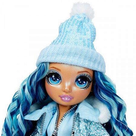 На картинке изображен Кукла Rainbow High "Скайлер Брэдшоу. Зимние каникулы" 574798EUC blue Кукла Rainbow High "Скайлер Брэдшоу. Зимние каникулы" 574798EUC blue