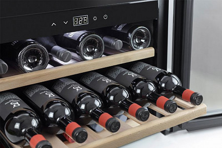 Встраиваемый винный шкаф Caso WineSafe 18 EB