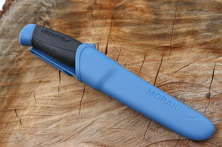 На картинке изображен Нож Morakniv Companion Navy Blue Нож Morakniv Companion Navy Blue