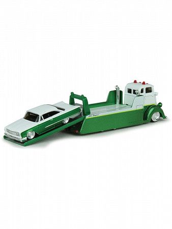 На картинке изображен Эвакуатор игрушечный и машинка Maisto COE Flatbed & 1960 Ford Starliner (15055) Эвакуатор игрушечный и машинка Maisto COE Flatbed & 1960 Ford Starliner (15055)