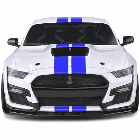 На картинке изображен Машинка Maisto 1:18 2020 Mustang Shelby GT500 (31452) white Машинка Maisto 1:18 2020 Mustang Shelby GT500 (31452) white