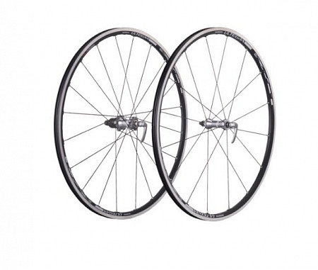 На картинке изображен Колеса Shimano WH-6700 700C Ultegra EWH6700FRCAX Колеса Shimano WH-6700 700C Ultegra EWH6700FRCAX