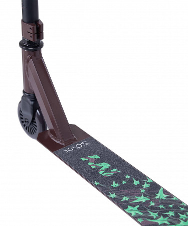 На картинке изображен Самокат трюковый XAOS Ivy brown Самокат трюковый XAOS Ivy brown