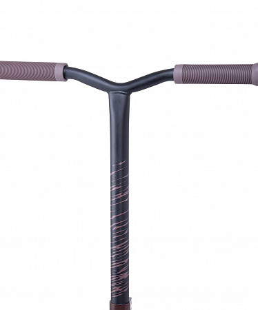 На картинке изображен Самокат трюковый XAOS Ivy brown Самокат трюковый XAOS Ivy brown