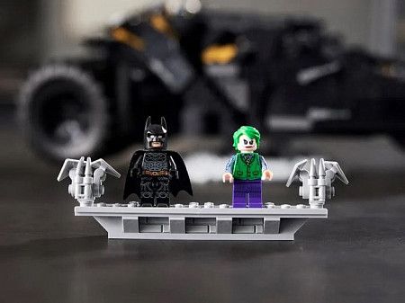 Конструктор LEGO  SUPER HEROES Бэтмобиль «Тумблер» 76240