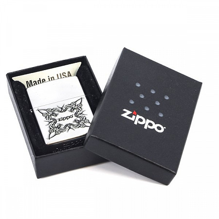 На картинке изображен Зажигалка Zippo 205 Tattoo Design silver Зажигалка Zippo 205 Tattoo Design silver