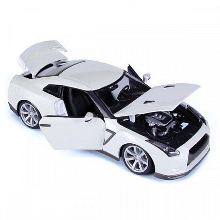 Коллекционная модель Bburago 1:18 Nissan GT-R (18-12079) white