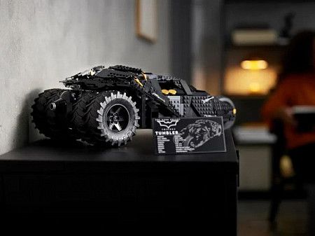 Конструктор LEGO  SUPER HEROES Бэтмобиль «Тумблер» 76240