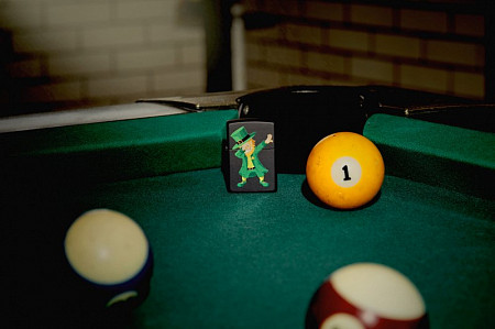 Зажигалка Zippo Dabbing Leprechaun 49124 black matte