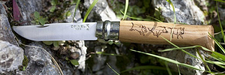 На картинке изображен Нож Opinel №8 дубовая рукоять гравировка кабан 1624 Нож Opinel №8 дубовая рукоять гравировка кабан 1624
