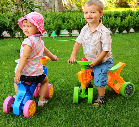 На картинке изображен Беговел ТехноК Самоделкин с клаксоном Т3220 green/orange Беговел ТехноК Самоделкин с клаксоном Т3220 green/orange