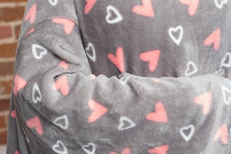 На картинке изображен Плед с рукавами Sleepy Original Сердца Плед с рукавами Sleepy Original Сердца