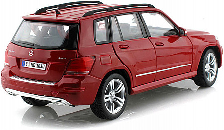 На картинке изображен Масштабная модель автомобиля Maisto 1:18 Мерседес Бенц GLK (36200) red Масштабная модель автомобиля Maisto 1:18 Мерседес Бенц GLK (36200) red