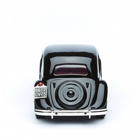 На картинке изображен Коллекционная машина Bburago 1:24 Citroen 15 CV TA 1938 (18-22017) red/black Коллекционная машина Bburago 1:24 Citroen 15 CV TA 1938 (18-22017) red/black