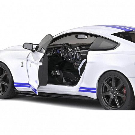 На картинке изображен Машинка Maisto 1:18 2020 Mustang Shelby GT500 (31452) white Машинка Maisto 1:18 2020 Mustang Shelby GT500 (31452) white