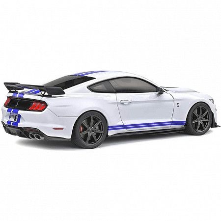 На картинке изображен Машинка Maisto 1:18 2020 Mustang Shelby GT500 (31452) white Машинка Maisto 1:18 2020 Mustang Shelby GT500 (31452) white