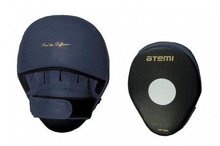 На картинке изображен Лапа боксерская малая изогнутая Atemi LTB19304 Лапа боксерская малая изогнутая Atemi LTB19304