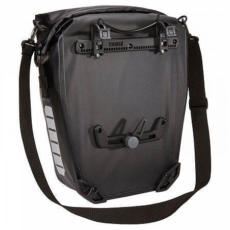 На картинке изображен Сумка Thule Shield Pannier 17L (3204208) black Сумка Thule Shield Pannier 17L (3204208) black