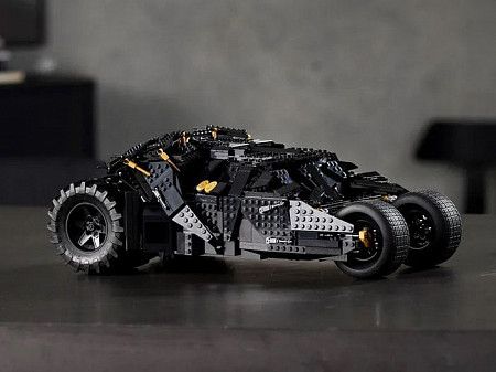 Конструктор LEGO  SUPER HEROES Бэтмобиль «Тумблер» 76240