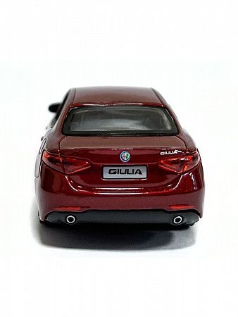Машинка Bburago 1:43 Alfa Romeo Giulia (18-30000/18-30329) red