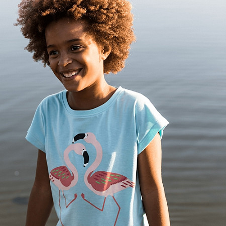 На картинке изображен Футболка детская Jack Wolfskin Flamingo T Girls gulf stream Футболка детская Jack Wolfskin Flamingo T Girls gulf stream