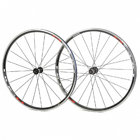 На картинке изображен Комплект колес Shimano R501A, 28" EWHR501APCBY black ZSM74660 Комплект колес Shimano R501A, 28" EWHR501APCBY black ZSM74660