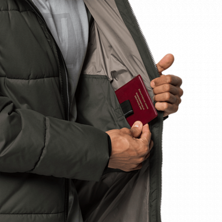 На картинке изображен Куртка мужская Jack Wolfskin Kyoto Jacket M dark moss Куртка мужская Jack Wolfskin Kyoto Jacket M dark moss